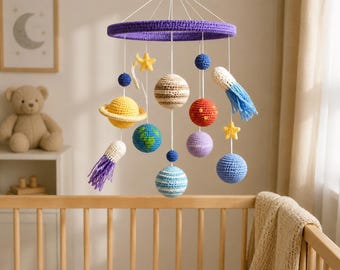 Decorazione da appendere per la cameretta a tema Sistema Solare all'uncinetto, con scintillanti code di cometa e morbidi pianeti in peluche.