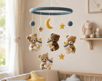 Mobiel met een slaperig beertje en maanmelk, gehaakte kinderkamerdecoratie voor een sterrennacht.