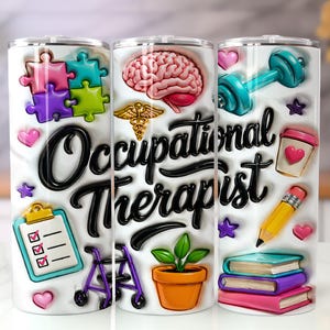 Può includere: Un bicchiere cilindrico con il testo Occupational Therapist in corsivo nero. Le grafiche includono un cervello, un caduceo, pezzi di puzzle, una cartellina, un deambulatore, una pianta in vaso, un manubrio, un caffè, una matita e dei libri.