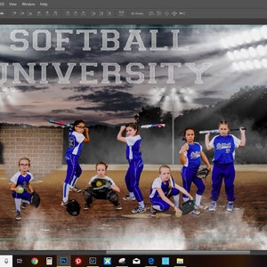 Puede incluir: Un grupo de j&oacute;venes jugadoras de softbol con uniformes azules y blancos, posando en un campo con las palabras "SOFTBALL UNIVERSITY" en el fondo. Algunas sostienen bates, otras guantes y equipo de receptor.