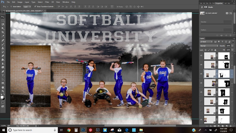 Puede incluir: Un grupo de j&oacute;venes jugadoras de softbol con uniformes azules y blancos, posando en un campo con las palabras "SOFTBALL UNIVERSITY" en el fondo. Algunas sostienen bates, otras guantes y equipo de receptor.