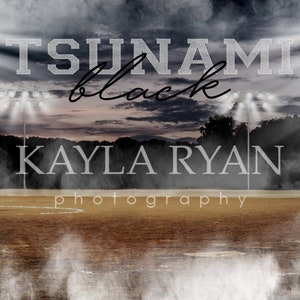 Puede incluir: Imagen de arte digital con el texto "TSUNAMI black" y "KAYLA RYAN photography" sobre un fondo borroso de un campo deportivo, focos de estadio y un cielo nublado. La imagen tiene una est&eacute;tica dram&aacute;tica y melanc&oacute;lica.