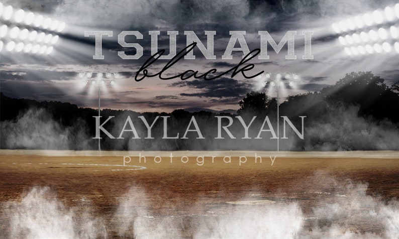 Puede incluir: Imagen de arte digital con el texto "TSUNAMI black" y "KAYLA RYAN photography" sobre un fondo borroso de un campo deportivo, focos de estadio y un cielo nublado. La imagen tiene una est&eacute;tica dram&aacute;tica y melanc&oacute;lica.