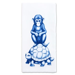 Puede incluir: Un mono azul sentado sobre una tortuga azul. El mono mira al espectador. La tortuga camina hacia adelante. El fondo es blanco.