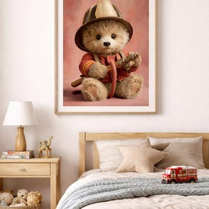 Peut inclure: Impression encadrée d'un ours en peluche vêtu d'un pompier, portant un casque marron et beige et une veste rouge. L'ours tient une lance à incendie jouet. Le fond est rose.