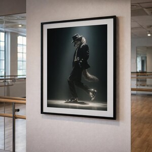 Puede incluir: Impresión artística enmarcada que presenta una figura similar a un lobo con traje negro, sombrero y zapatos brillantes, caminando bajo un foco. La obra de arte tiene una estética oscura y dramática, con un enfoque en la silueta y el contraste de luz y sombra.