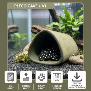 Puede incluir: Un acuario con una cueva Pleco V1 en forma de túnel verde claro. Un pez manchado en blanco y negro está dentro. La imagen incluye texto: "Impresión 3D", "Listo para usar", "Impresión fácil", "Diseño probado" y "Descarga instantánea del producto digital".