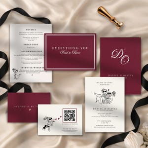Può includere: Una collezione di partecipazioni di nozze con biglietti bordeaux e bianchi. I biglietti includono dettagli, codice di abbigliamento e informazioni sull'alloggio. Alcuni biglietti riportano il testo "Everything You Need to Know" e "Daniel & Olivia". Sono presenti anche un sigillo di cera dorata e un nastro nero.