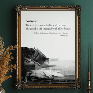 Puede incluir: Una impresión enmarcada con una cita de Julio César de William Shakespeare. La cita, en texto negro, dice: "El mal que hacen los hombres vive después de ellos; El bien a menudo se entierra con sus huesos;" La impresión tiene una ilustración en blanco y negro.