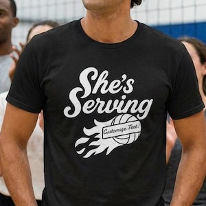 Sie serviert das Shirt des Beachvolleyball-Papas | Personalisiertes Spieler Name Beachvolleyball T-Shirt