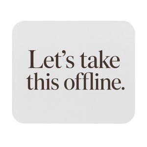 Könnte beinhalten: Ein weißer, quadratischer Untersetzer mit abgerundeten Ecken und dem Satz "Let's take this offline" in dunkelbrauner Schriftart. Der Untersetzer hat ein schlichtes, minimalistisches Design.