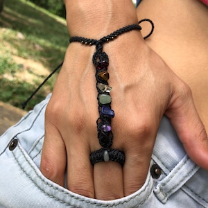 Puede incluir: Una taza de cerámica blanca con un asa negra y el texto "But First, Coffee" en negrita negra. La taza está sobre un fondo borroso. La taza mide aproximadamente 10 cm de altura.