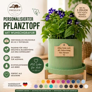 Op de afbeelding: Een saliegroene cilindrische plantenpot met een geribbelde textuur en bijpassende schotel, geplaatst op een lichthouten standaard. Aan de voorzijde bevindt zich een rechthoekig houten plaatje met de gravure: Alles Gute zum 40. Geburtstag Von Herzen.