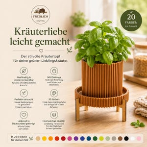 Könnte beinhalten: Ein gerippter, zylindrischer, orangefarbener Pflanztopf mit passendem Untersetzer und Holzständer, der eine grüne Basilikumpflanze enthält. Das Bild enthält deutschen Text, ein Faultier-Logo und eine Farbpalette mit 20 verfügbaren Farboptionen.