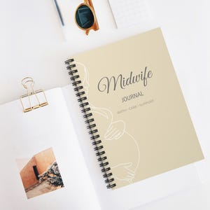 Puede incluir: Un diario encuadernado en espiral con una cubierta beige que presenta la palabra "Midwife" en escritura elegante. La cubierta también incluye las palabras "JOURNAL" y "BIRTH • CARE • SUPPORT" y un dibujo lineal de una persona embarazada.