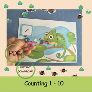 Könnte beinhalten: Lehrreiches Bild mit einem Cartoon-Chamäleon und Insekten, das für Zählübungen konzipiert wurde. Das Bild enthält den Text "Counting 1 - 10" und "Instant Download". Eine Hand hält ein Zählwerkzeug. Der Hintergrund ist hellblau.