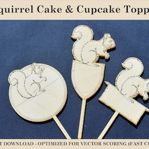 Könnte beinhalten: Drei helle Holzkuchen- und Cupcake-Topper mit lasergravierten Eichhörnchenmotiven. Das Set besteht aus einem runden Schild, einem schildförmigen Aufsatz und einem rechteckigen Banner, die jeweils an einem dünnen Holzstab befestigt sind.