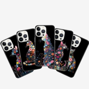 Op de afbeelding: Vijf zwarte telefoonhoesjes met een bloemenkatontwerp. Elke hoes heeft een ander kleurrijk bloemenpatroon dat de vorm van een kat vormt. De hoesjes zijn in een waaier vorm gerangschikt en tonen de unieke ontwerpen.