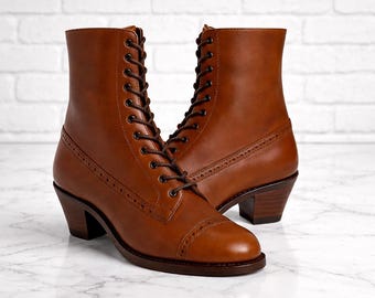 Botas de cano curto vitorianas de couro marrom feitas à mão com cadarço: Botas femininas de cano curto estilo vitoriano.