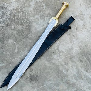 Op de afbeelding: Een Romeins gladius-zwaard met een gepolijst stalen lemmet en een goudkleurige greep. Het zwaard rust in een zwarte leren schede. De greep heeft een kenmerkende gebogen pareerstang. Het zwaard is ongeveer 71 cm lang.