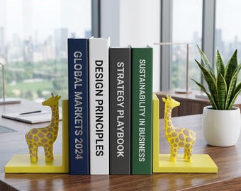 Könnte beinhalten: Gelbe Giraffen-Buchstützen halten vier Bücher mit Titeln wie "Global Markets 2024" und "Sustainability in Business" zusammen. Die Buchstützen stehen auf einem Holzschreibtisch mit einer Pflanze in einem weißen Topf.