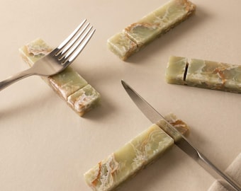 Poggiaposate in onice verde, portacoltelli in pietra naturale, decorazione moderna per la tavola.