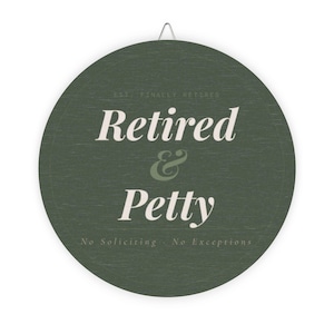 Puede incluir: Un letrero redondo de color verde oscuro con las palabras "Retired & Petty" en una fuente decorativa. El letrero también incluye el texto "Est. Finally Retired" y "No Soliciting. No Exceptions."