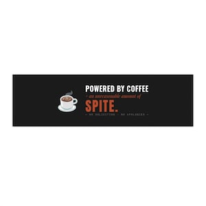 Puede incluir: Letrero rectangular negro con texto blanco: «POWERED BY COFFEE + an unreasonable amount of SPITE». Un dibujo de una taza de café humeante a la izquierda. En la parte inferior: «- NO SOLICITING - NO APOLOGIES -».