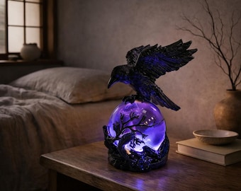 Lampada in resina gotica europea con corvo, sfera di cristallo viola, decorazione vintage con aquila, luce notturna fatta a mano, accento stregonesco per la casa, lampada dall'estetica scura
