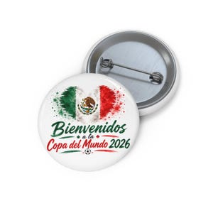 Peut inclure: Bouton blanc avec un drapeau mexicain en forme de cœur. Le texte "Bienvenidos a la Copa del Mundo 2026" est écrit en vert et rouge. Un ballon de football est en bas.