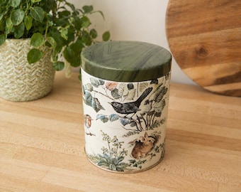 Lata antigua fabricada en Inglaterra / Animales en el bosque