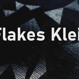 K&ouml;nnte beinhalten: Abstrakter Hintergrund mit einem geometrischen Muster in Schwarz- und Graut&ouml;nen. Der Text "Flakes Klein" ist wei&szlig; dargestellt und mittig im Bild platziert. Das Design hat eine moderne und minimalistische &Auml;sthetik.