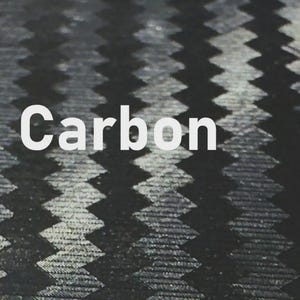 K&ouml;nnte beinhalten: Nahaufnahme eines Carbonfasergewebe-Musters. Das Bild zeigt ein sich wiederholendes, strukturiertes Design in Schwarz- und Graut&ouml;nen. Das Wort "Carbon" wird in Wei&szlig; mittig im Bild angezeigt.