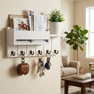 Puede incluir: Un letrero de madera hecho a mano con la palabra "Welcome" en una fuente juguetona. El letrero presenta un acabado envejecido y un diseño simple y rústico, ideal para una puerta de entrada o recibidor.
