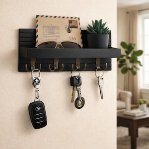 Puede incluir: Un letrero de madera r&uacute;stico con el texto "Welcome to our home" en un estilo manuscrito. El letrero rectangular tiene un acabado envejecido y un dise&ntilde;o sencillo y acogedor, ideal para interiores o exteriores.