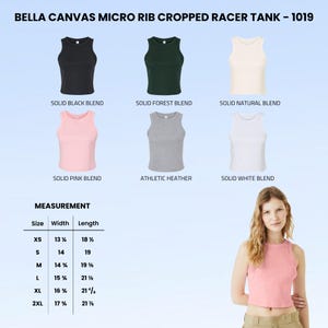 Op de afbeelding: Een display van Bella Canvas Micro Rib Cropped Racer Tanks in verschillende kleuren: zwart, bosgroen, naturel, roze, grijs en wit. De afbeelding bevat een maattabel met afmetingen in centimeters. Een vrouw poseert in een roze tanktop.