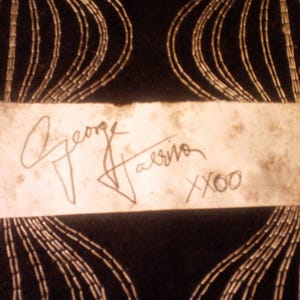 George Harrison Autogramm w xxoo signiert hinter den Kulissen 19 Aug 1965 at Sam Houston Coliseum in Houston Texas w gute Geschichte.