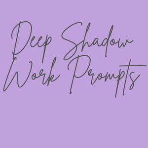 Könnte beinhalten: Ein lavendelfarbener Hintergrund mit den Worten "Deep Shadow Work Prompts" in einer handschriftlichen, kursiven Schriftart. Der Text ist dunkelgrau und das Gesamtdesign ist schlicht und elegant.