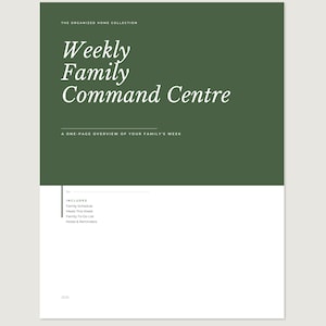 Könnte beinhalten: Ein zweifarbiges Design für ein wöchentliches Familienkommandozentrum. Der obere Teil ist tiefgrün, mit den Worten "Weekly Family Command Centre" in eleganter weißer Schrift. Der untere Teil ist weiß, mit einer Liste der enthaltenen Elemente.