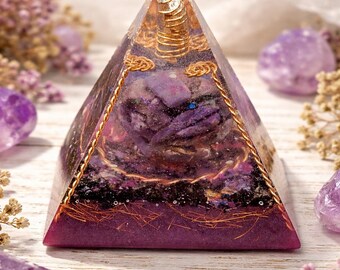 Handgemaakte orgonietpiramide, charoiet, zwarte toermalijn, kwarts, spiritueel decor