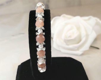 Armband met zonnesteenparel, sieraad met perzikkleurige edelsteen, roestvrijstalen sluiting, elegante minimalistische stijl