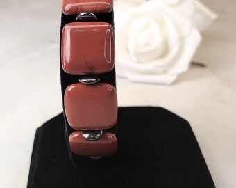 Armband met kralen van rode jaspis en hematiet, roestvrijstalen sluiting, sieraden van natuurlijke edelstenen.