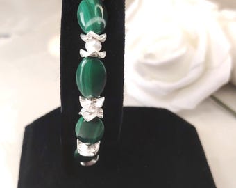 Handgemaakte malachiet zoetwaterparelarmband, echt edelsteensieraad, elegante groene kralenstijl
