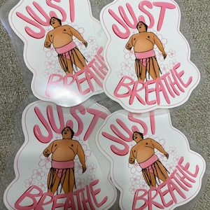 以下が含まれることがあります： 黒い持ち手と「But First, Coffee」のテキストが黒い太字でプリントされた白いセラミックマグ。マグカップはぼやけた背景に置かれており、居心地の良い環境を暗示しています。