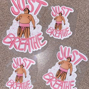 Puede incluir: Cuatro pegatinas con un luchador de sumo de dibujos animados con calzoncillos rosas, rodeado de flores rosas, con las palabras "JUST BREATHE" en escritura rosa. Las pegatinas están sobre un fondo transparente.