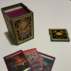 Puede incluir: Un letrero de madera rústica con el texto "Welcome to our home" en letras blancas. El letrero presenta un acabado envejecido y un diseño sencillo y acogedor, ideal para la decoración de la puerta principal.