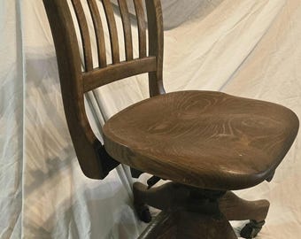 Sedia da scrivania industriale antica in rovere – Anni '10 del Novecento, Marble & Shattuck, medaglione con leone in ottone, pezzo storico aziendale dell'Indiana