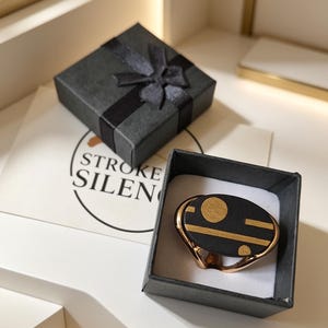 Anello geometrico di grande impatto / Gioiello modernista con intarsi in oro nero