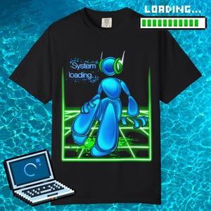 Könnte beinhalten: Ein schwarzes Kurzarm-T-Shirt mit einer Grafik einer blauen humanoiden Figur mit grünen Kopfhörern. Der Text "System loading" steht über der Figur, die vor einem grünen Neongitter platziert ist. Ein Ladebalken und ein Laptop-Symbol sind ebenfalls zu sehen.