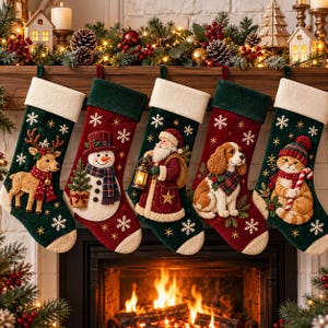 Peut inclure: Cinq chaussettes de Noël suspendues en rangée, ornées de motifs festifs incluant un renne, un bonhomme de neige, le Père Noël, un épagneul et un chat. Chaque chaussette possède un revers en peluche blanche et des flocons brodés.